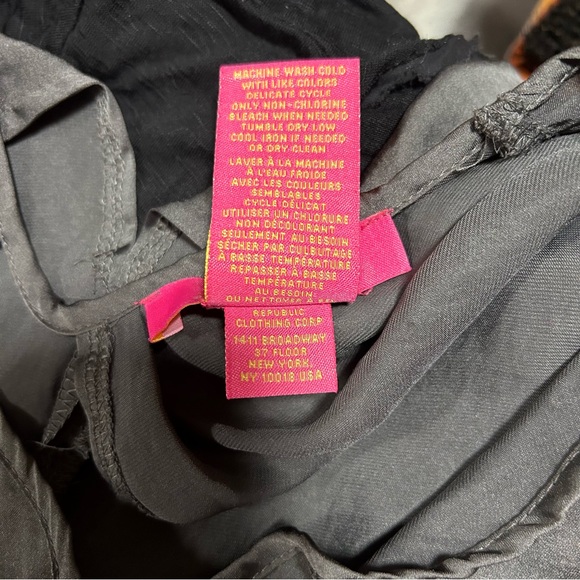 3 for $20 Beautiful silky v neck, loose fit, XL, keyhole back detail - Picture 6 of 9